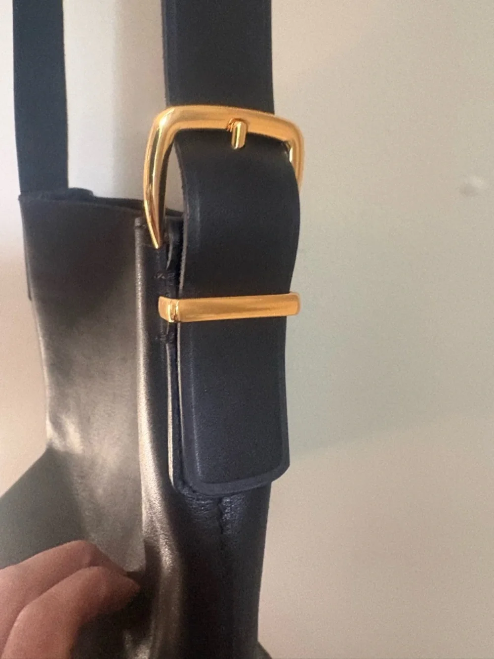 Madewell Black Leather Essential Bucket Tote  ( 9x7) EUC - Picture 3 of 4